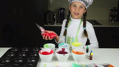 Clip làm bánh của bé gái 8 tuổi thu tiền tỷ